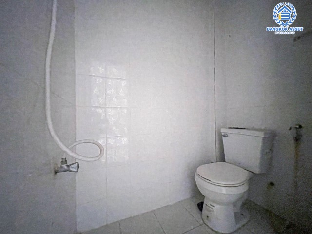 ทาวน์โฮมมือสองย่านกรุงเทพฯ ม.เก้าวัฒนาวิลล่า เลียบคลองทวีวัฒนา เนื้อที่ 17 ตร.ว. ฟังก์ชัน 3 ห้องนอน 3 ห้องน้ำ 1 ที่จอดรถ ทาวน์โฮม 3 ชั้นรีโนเวทใหม่ บนทำเลดี เพียง 20 นาทีก็ถึงรถไฟฟ้าสายสีน้ำเงิน "สถานีหลักสอง" ใกล้เดอะมอลล์บางแค และทางด่วน "รามอินทรา-อาจณรงค์" จองเลย!…